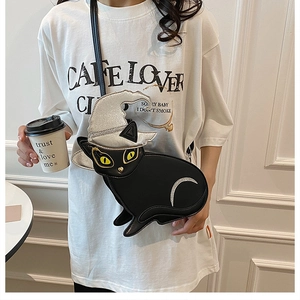 Détail du sac bandoulière chat noir avec chapeau argenté et yeux de chat jaunes
