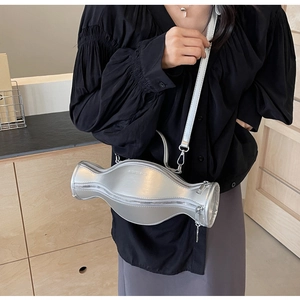 Gros plan sur le sac bandoulière argenté liquide aux formes fluides et finition texturée