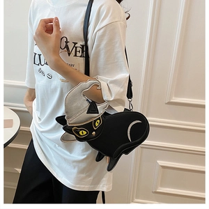 Détail d'un sac bandoulière chat noir créatif avec chapeau de sorcier porté par un mannequin