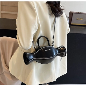 Détail du sac boule mode avec sa forme sphérique unique et fermetures éclair
