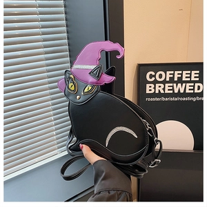 Détail du sac bandoulière chat noir avec chapeau de sorcier violet et paillettes argentées