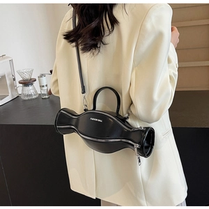 Sac à main noir moderne en forme d'haltère avec imprimé Fashion Ball sur un mannequin