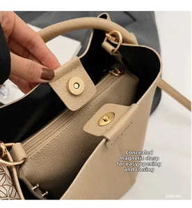 Gros plan détaillé du sac beige à grain de galets avec fermeture magnétique invisible