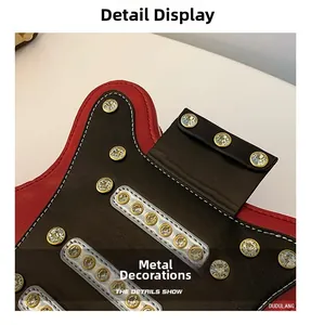 Détail macro du sac en forme de guitare avec cuir rouge et rivets dorés de mode