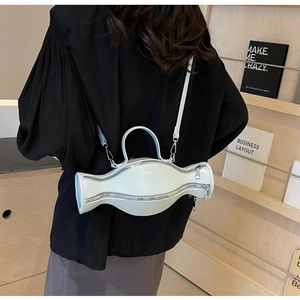 Détail du sac à bandoulière vert menthe de forme irrégulière avec des accents de fermeture