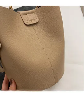Gros plan du sac seau en cuir grainé avec logo et détails de texture souple de qualité