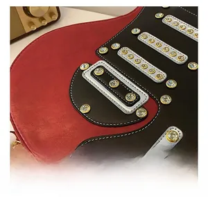 Gros plan détaillé du sac guitare avec strass brillants et texture cousue élégante