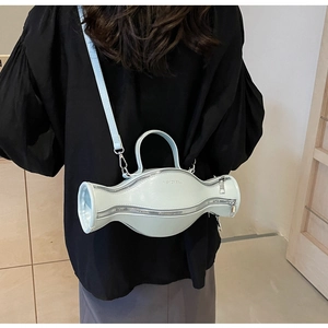 Détail d'un sac à main capsule bleu clair avec fermetures éclair et bandoulière réglable