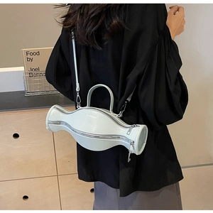 Détail du sac à main sablier vert clair avec fermetures éclair et bandoulière