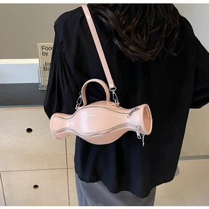 Sac à main rose pâle de forme capsule unique avec détails zippés et bandoulière fine