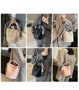 Vues détaillées du sac seau en cuir avec poignée foulard et bandoulière réglable