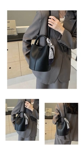 Vues détaillées du sac seau en cuir grainé noir avec foulard en soie porté sur un mannequin