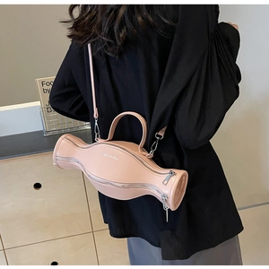 Sac bandoulière design rose avec quatre fermetures éclair argentées et poignée