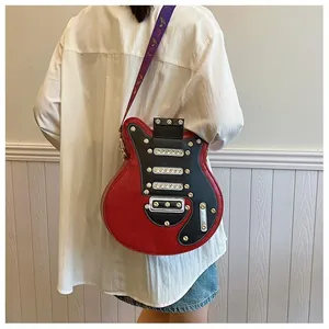 Détail du sac bandoulière en forme de guitare en cuir PU rouge et noir avec des rivets