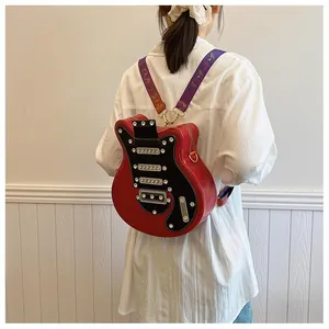 Vue détaillée du sac en forme de guitare avec bandoulière à notes sur un mannequin