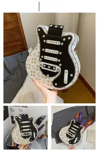 Détail du sac bandoulière en forme de guitare avec motif damier et sangle violette