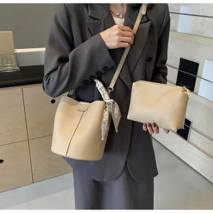 Sac seau beige avec texture litchi et pochette assortie avec foulard en soie