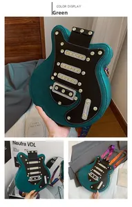 Détail du sac vert en forme de guitare avec rivets dorés et sangle graffiti colorée