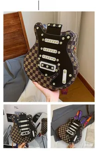 Détail du sac guitare à carreaux marron avec rivets dorés et finition en cuir synthétique