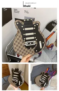 Détail du sac bandoulière en forme de guitare avec sangle aux motifs musicaux