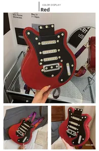 Détail du sac guitare rouge et noir avec rivets et bandoulière fleurie violette
