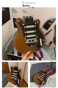 Détail du sac guitare avec clous dorés et bandoulière brodée violette contrastée
