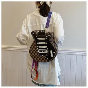 Détail du sac à dos en forme de guitare avec motif en damier et sangle à notes