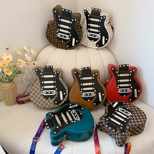 Sac À Dos En Forme De Guitare Cuir PU Rivets Sac Bandoulière Avec Sangle À Motifs De Notes Rock Mode Pour Femmes