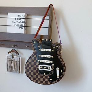 Sac bandoulière en forme de guitare avec motif à damier marron et sangle de notes