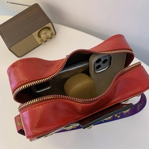 Sac bandoulière rouge en cuir PU en forme de guitare avec espace de rangement intérieur