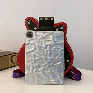 Sac bandoulière en forme de guitare en cuir rouge et noir avec clous et sangle notes de musique