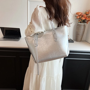 Silver large capacity tote bag with metallic crinkle texture for casual commuting fashion