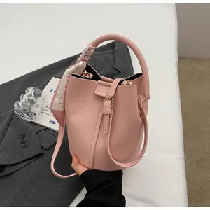 Sac seau rose texture grainée avec foulard en soie décoratif sur la poignée et bandoulière