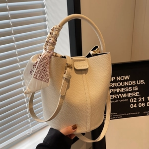 Sac seau en cuir grainé blanc cassé avec foulard en soie et bandoulière réglable