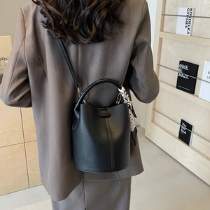 Sac seau noir classique avec motif litchi, foulard décoratif et bandoulière chic