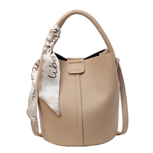 Élégant sac seau en cuir beige avec poignée en foulard et bandoulière réglable