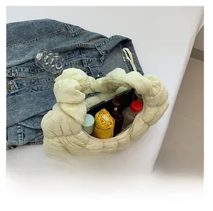 Intérieur spacieux du sac croissant crème montrant des objets comme téléphone et parapluie