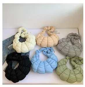 Mise à plat de sacs nuage plissés en six couleurs dont beige, gris, noir et bleu clair