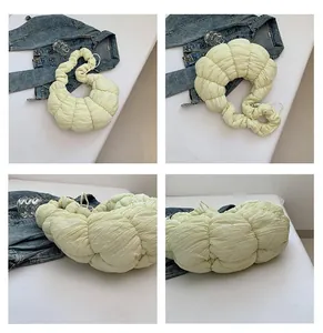 Gros plan sur le sac croissant jaune pâle montrant la texture plissée et la forme lune