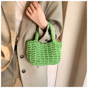 Dettaglio ravvicinato della trama in cotone lavorato a mano su borsa verde lime