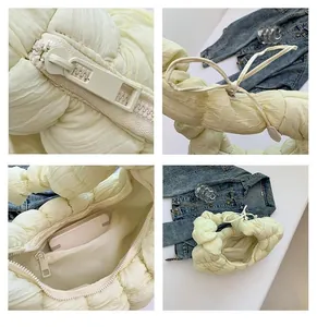 Vue détaillée de la texture matelassée et de la poignée nouée du sac beige