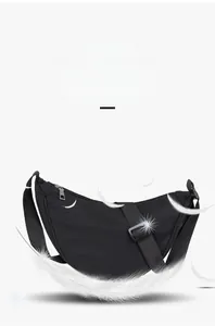 Détail du sac croissant en nylon noir léger avec fermeture éclair et bandoulière