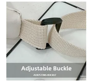 Gros plan détaillé de la bandoulière réglable avec boucle en plastique noir mat