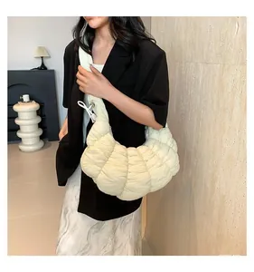 Détail d'un sac nuage matelassé crème avec une texture plissée pour un usage quotidien