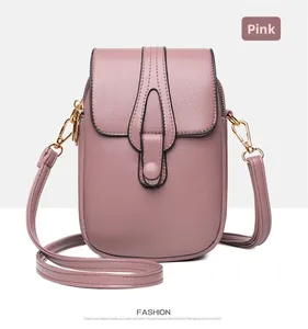 Dettaglio della borsa porta cellulare rosa in pelle martellata con hardware dorato