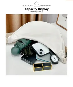 Affichage de la capacité interne du sac à bandoulière beige avec objets du quotidien