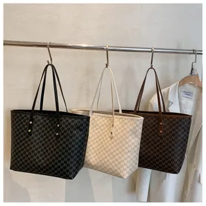 Tre grandi borse tote con motivo monogramma M in nero, bianco panna e marrone
