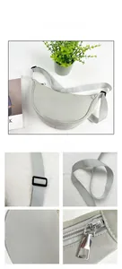 Détails du sac demi-lune en nylon gris clair avec bandoulière réglable et fermeture éclair