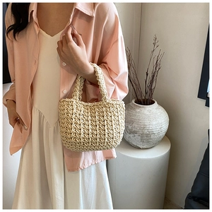 Dettaglio borsa shopper beige in maglia grossa con motivo a onde e manici intrecciati