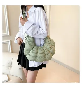 Détail du sac croissant vert clair montrant la texture en nylon plissé et la forme demi-lune
